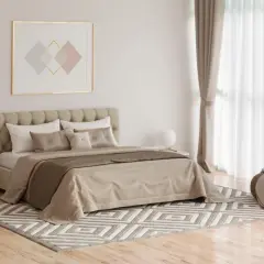 Elegancka sypialnia z łóżkiem i ozdobną wykładziną w sypialni.