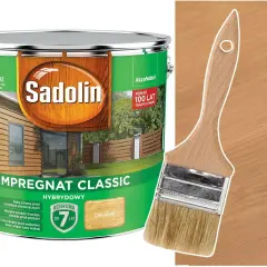 Puszka Sadolin Impregnat Classic w kolorze Dąb Jasny, obok pędzla na tle drewnianej podbitki.