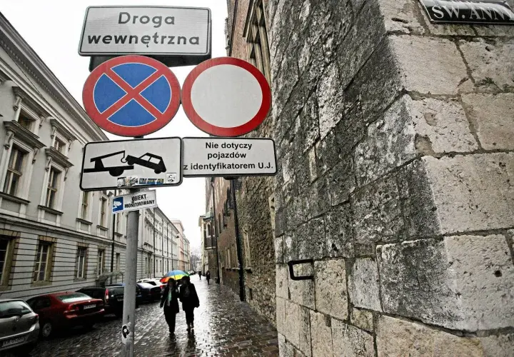 Znaki drogowe informują o zakazach na drodze wewnętrznej. Uważaj na przepisy!