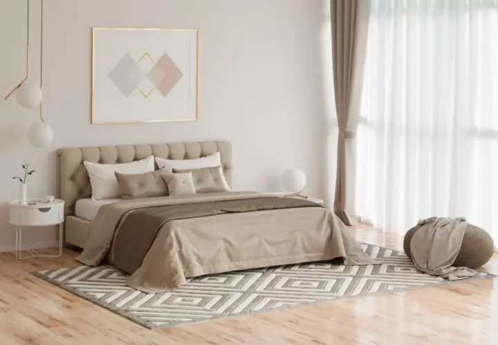 Elegancka sypialnia z łóżkiem i ozdobną wykładziną w sypialni.