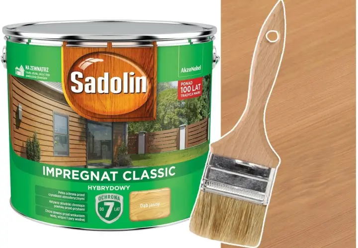 Puszka Sadolin Impregnat Classic w kolorze Dąb Jasny, obok pędzla na tle drewnianej podbitki.