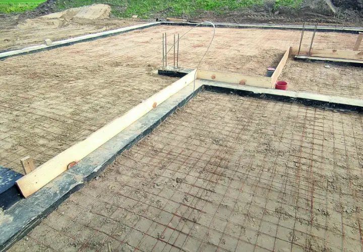 Fundament pod budowę domu, zbrojenie gotowe do zalania betonem. Chudziak ile cm grubości? Trudno ocenić bez miarki, ale wygląda solidnie.
