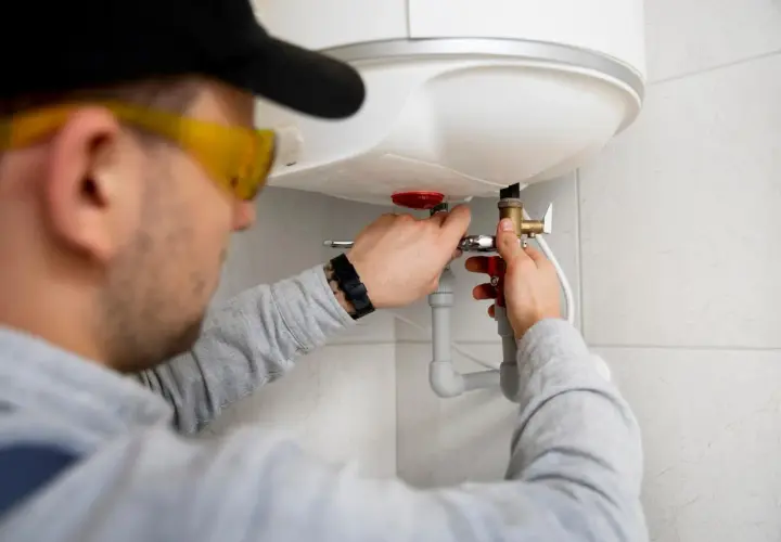 Instalator naprawia bojler, być może z powodu błędu Buderus 6a.