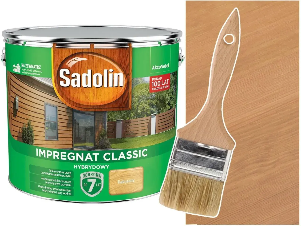 Puszka Sadolin Impregnat Classic w kolorze Dąb Jasny, obok pędzla na tle drewnianej podbitki.