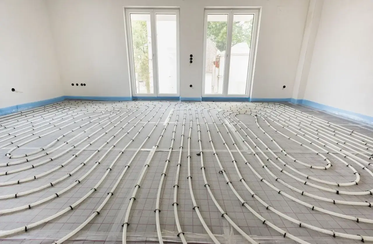 Instalacja hydrauliczna ogrzewania podłogowego, przygotowana do zalania betonem. To etap 
