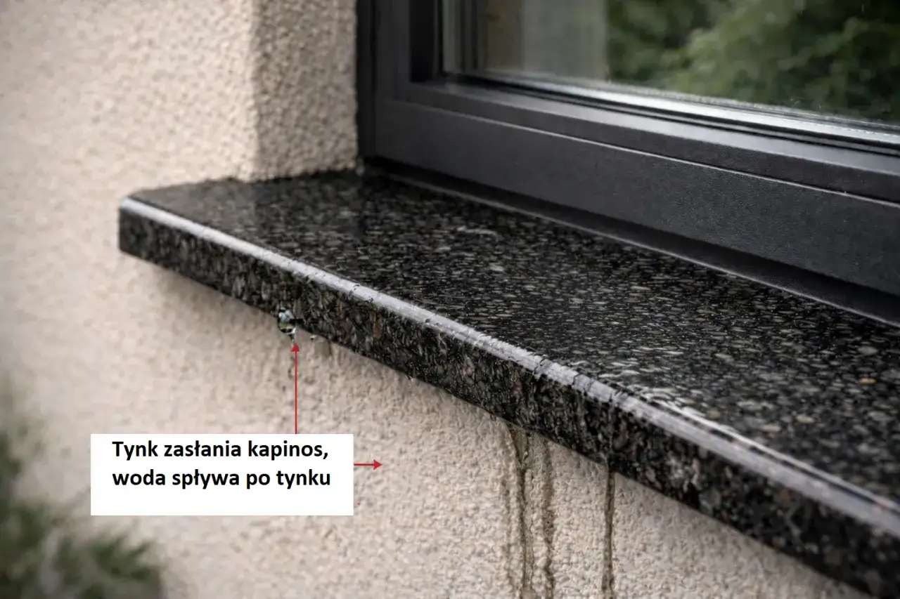 Zacieki na elewacji pod parapetem, woda spływa po tynku, tworząc nieestetyczne ślady.